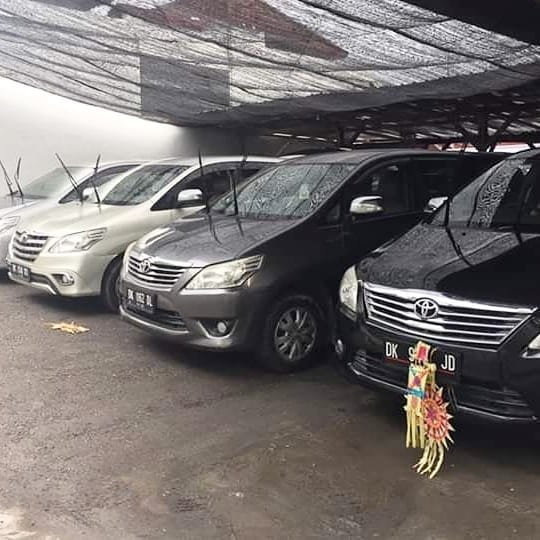 Comfortable car rental in Bali with professional driver for hassle-free travel and sightseeing