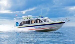 speed boat tour Lombok with tourists enjoying island hopping