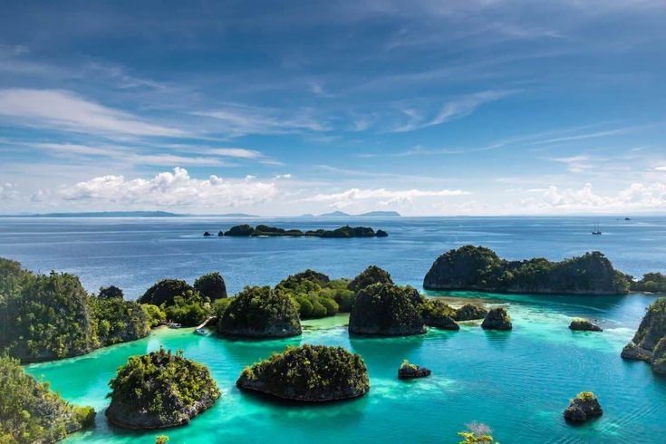 Best time to visit Raja Ampat with clear skies and calm seas
