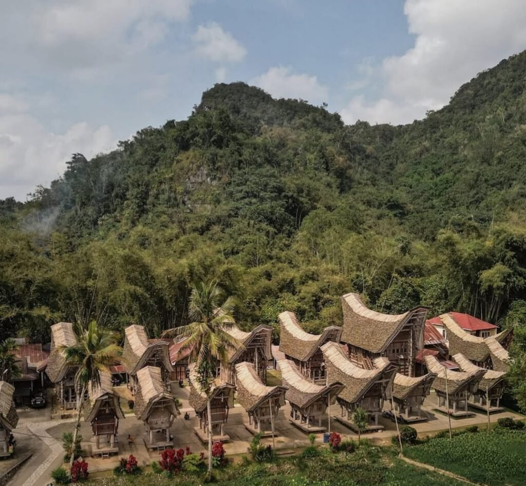 Traditional house of Tana Toraja, Tongkonan architecture – Toraja Tour Package from Makassar