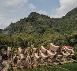 Traditional house of Tana Toraja, Tongkonan architecture – Toraja Tour Package from Makassar